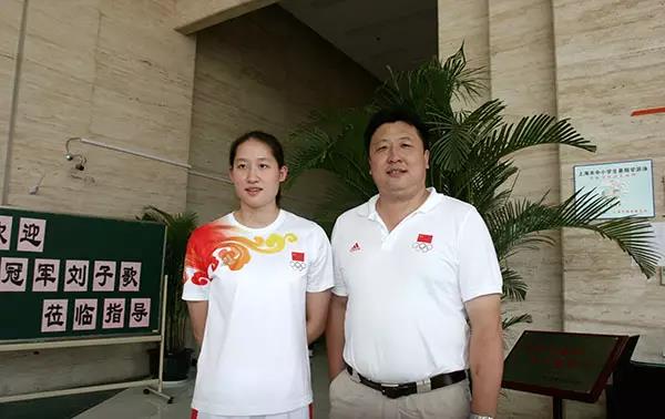 游泳冠军女生_跟着女冠军学游泳的是谁_游泳冠军女孩
