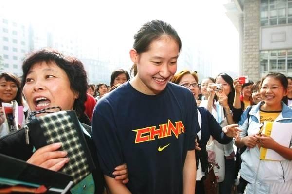 游泳冠军女生_跟着女冠军学游泳的是谁_游泳冠军女孩