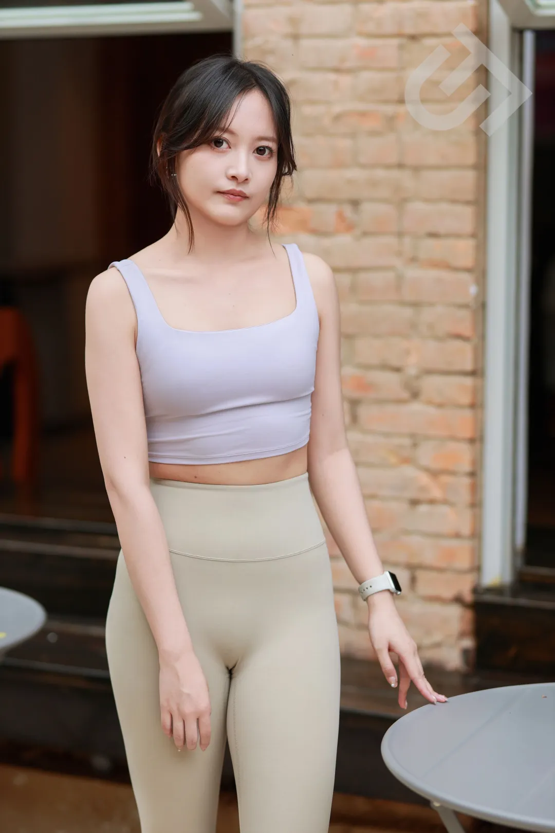 健身房运动上衣女夏_夏季健身服装女套装_女生健身上衣