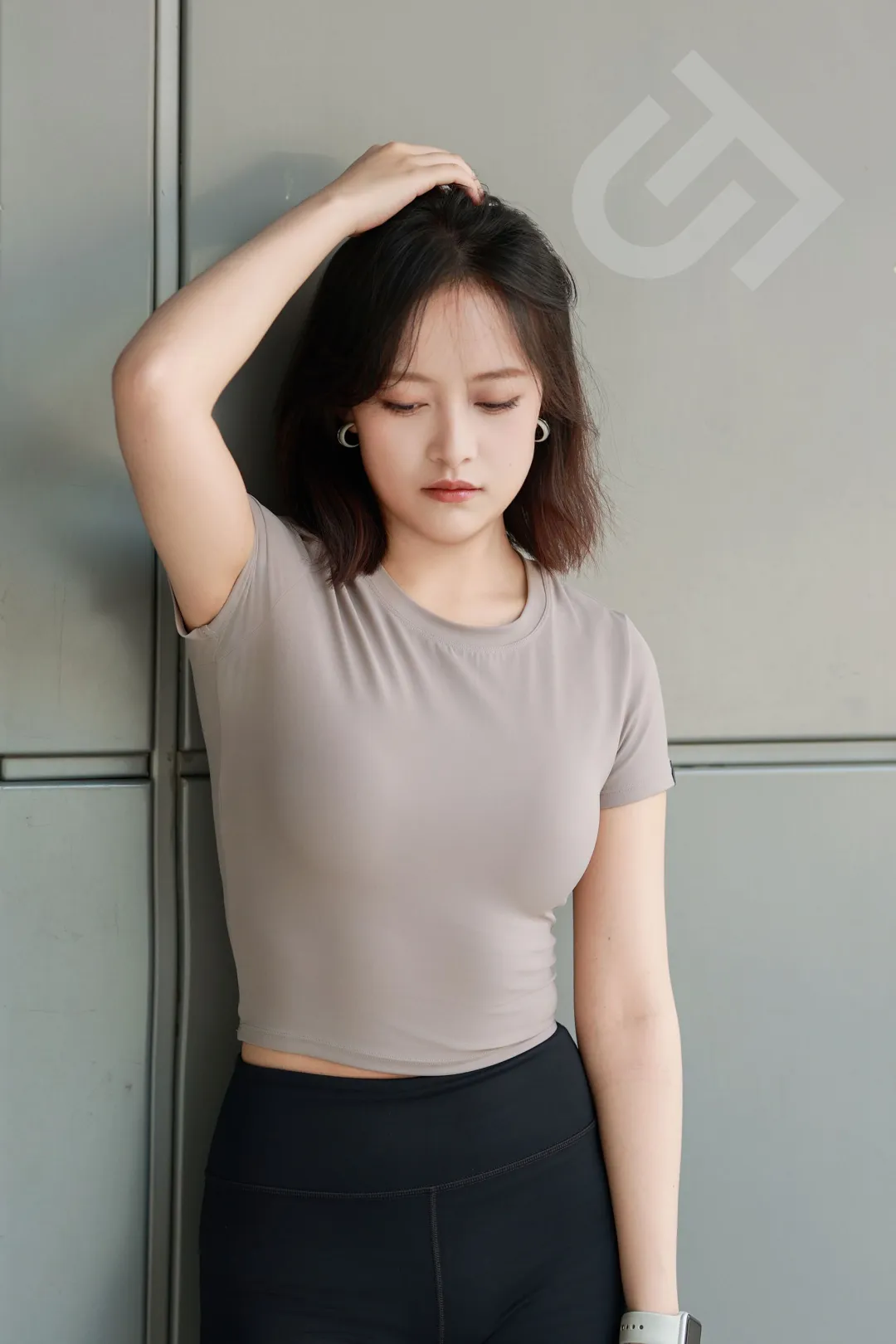 健身房运动上衣女夏_夏季健身服装女套装_女生健身上衣