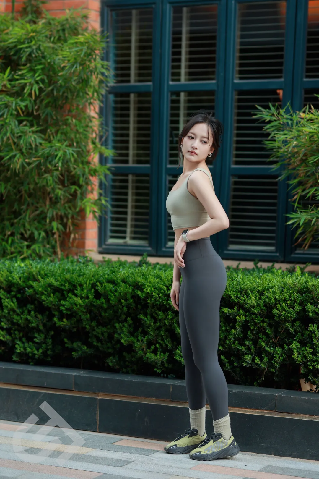 健身房运动上衣女夏_夏季健身服装女套装_女生健身上衣