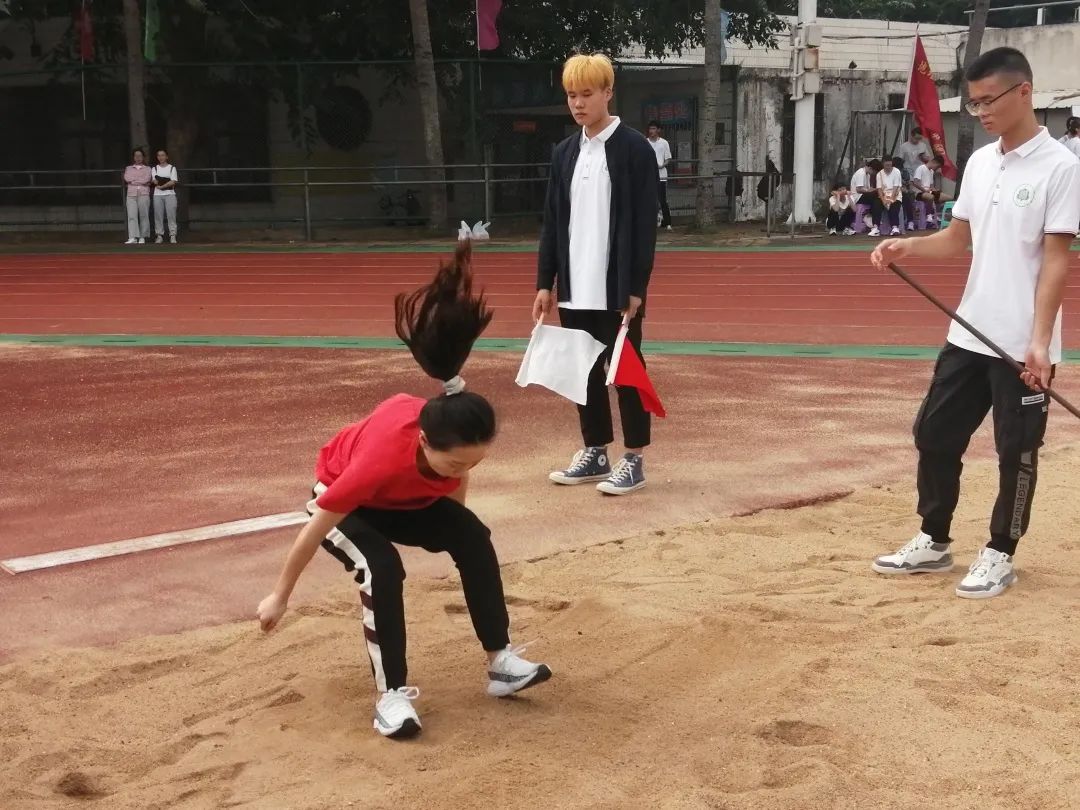 高中跑步吗_高中生跑步_高中女主运动会跑步
