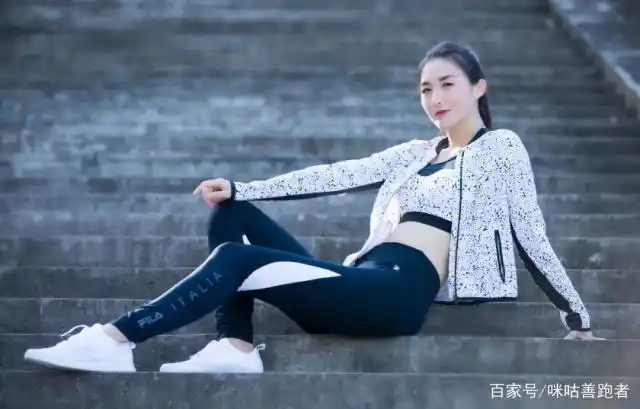 健身房明星教练是什么意思_和健身教练训练的明星_教练健身明星训练视频