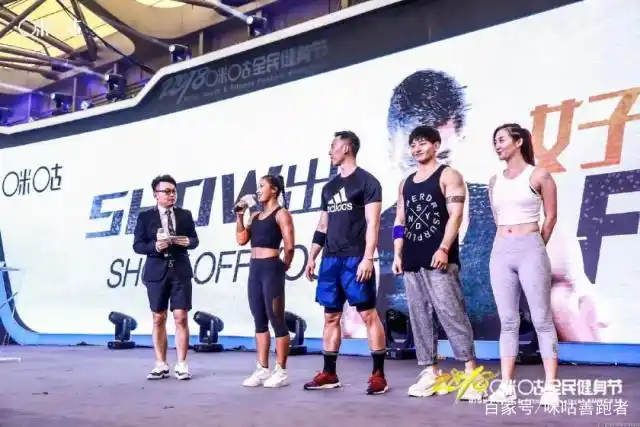 健身房明星教练是什么意思_和健身教练训练的明星_教练健身明星训练视频