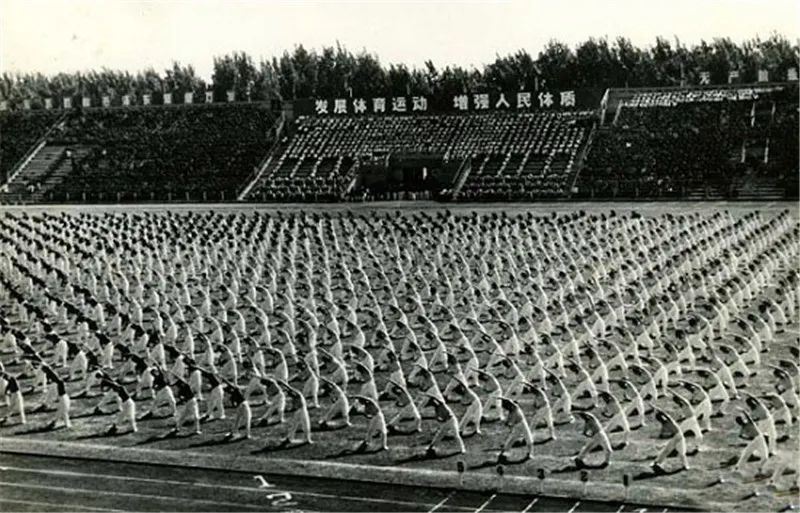 体操健身舞中学生_中学生体操舞蹈视频_中学生体操动作