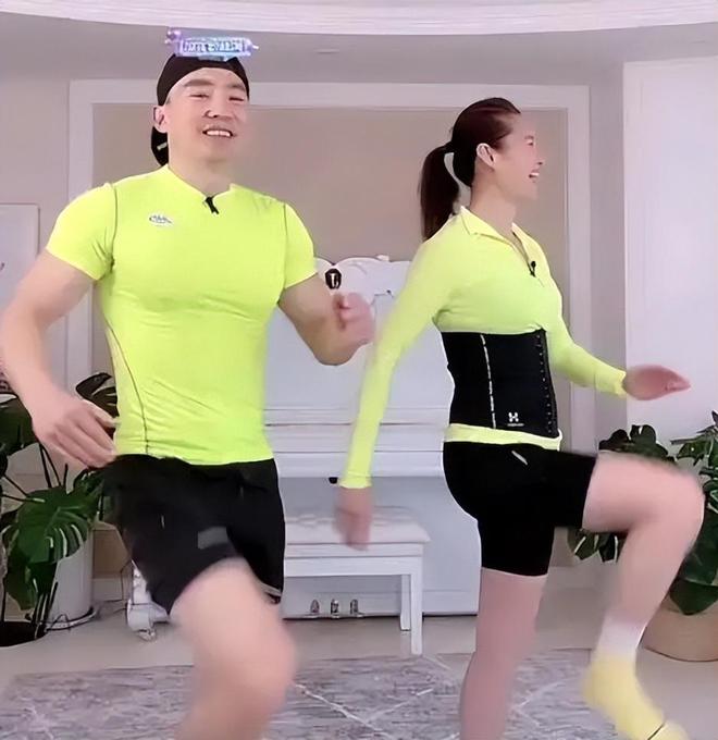 直播健身明星私教_健身直播主播_健身房的明星私教