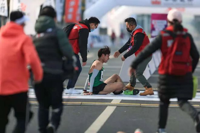 江苏马拉松选手_马拉松杨乐江苏_南京马拉松杨乐受伤