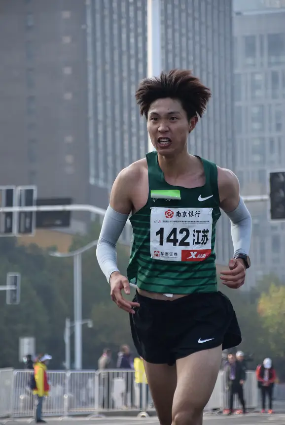 南京马拉松杨乐受伤_马拉松杨乐江苏_南京马拉松杨乐的个人资料
