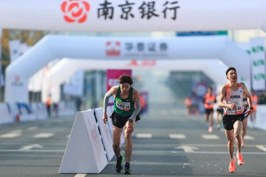江苏马拉松选手_马拉松杨乐江苏_南京马拉松杨乐受伤