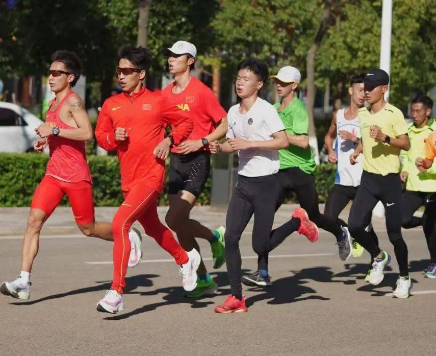马拉松杨乐江苏_江苏马拉松选手_南京马拉松杨乐受伤