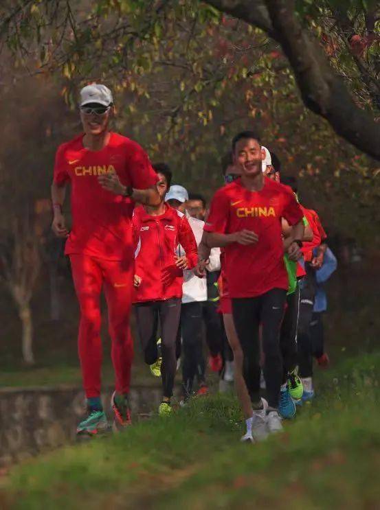 马拉松杨乐江苏_江苏马拉松选手_南京马拉松杨乐受伤