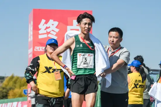江苏马拉松选手_南京马拉松杨乐受伤_马拉松杨乐江苏