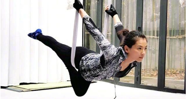 女星刘涛长期健身身材紧致 与教练照片曝光