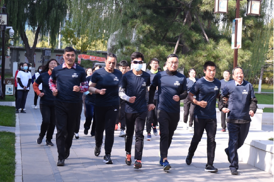 现场跑者与残疾人运动员共同起跑